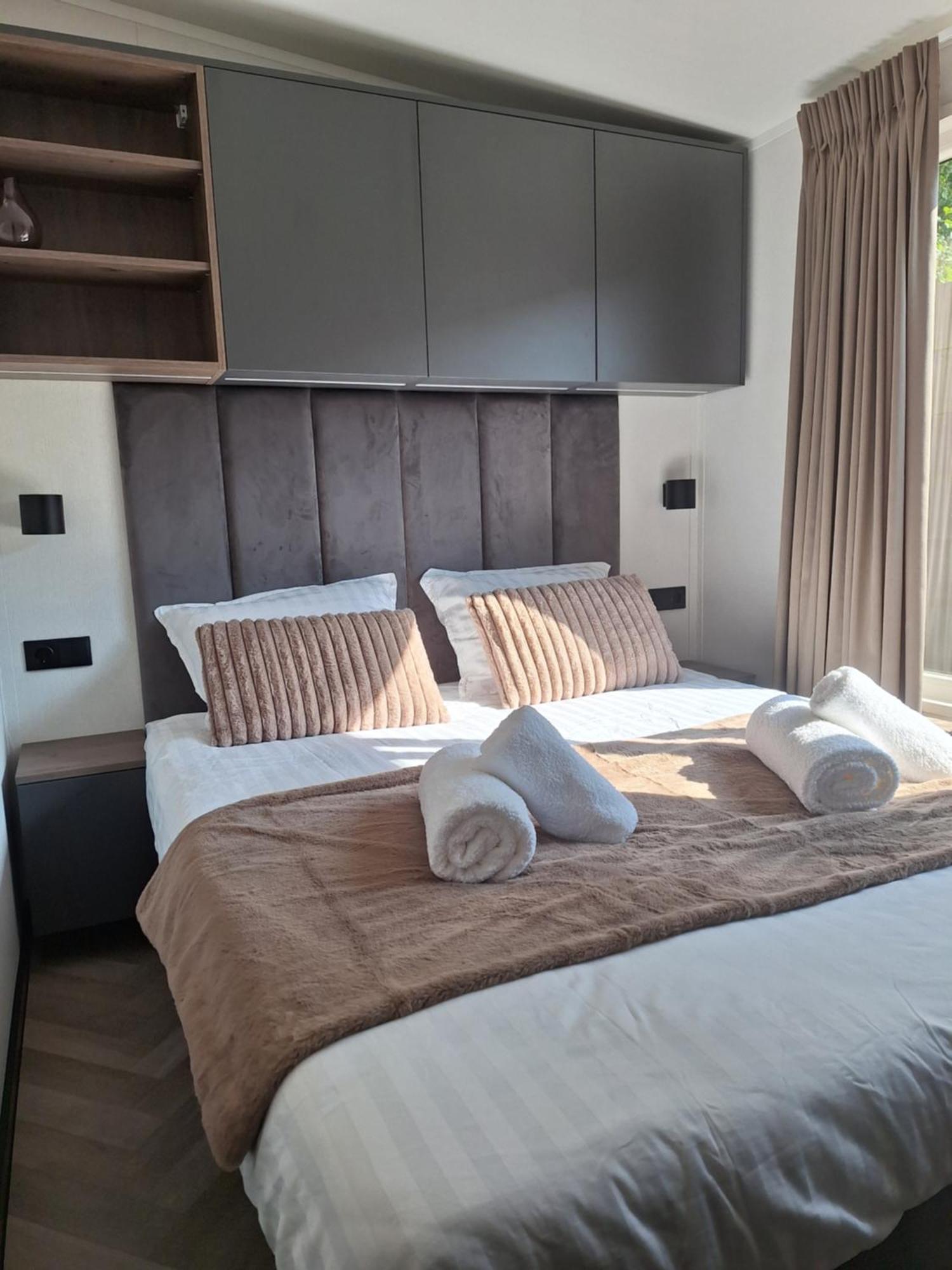 Ferienhaus 'relax Sea' - Wellness In Zeeland - Private Sauna - Airco - Garden - Outdoor Swimming Pool - Free Wifi, Towels & Bed Linen Heinkenszand